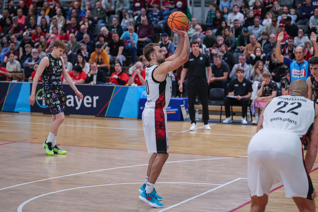 Pro A BAYER GIANTS vs Uni Baskets Münster-107 | Fotos von Basketballspielen aus dem Raum NRW fotografiert von Gero Mueller-Laschet und Daniel Schaefer - Realisiert mit Pictrs.com