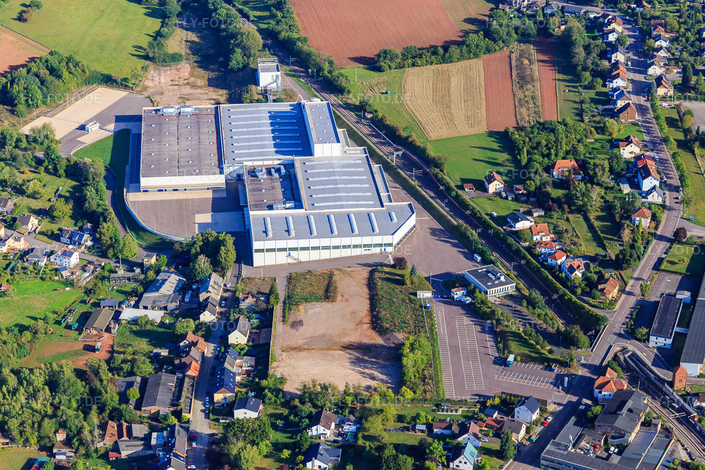 Luftbild: Geschlossenes Werk des chinesischen Batterieherstellers SVOLT Modul- und Pack-Montage im Ortsteil Eiweiler in Heusweiler im Bundesland Saarland in Deutschland. Foto: IMG_149876.jpg vom 07.09.2025 durch Werner Riehm/FLY-FOTO.deSVOLT | Mission Zero Emission