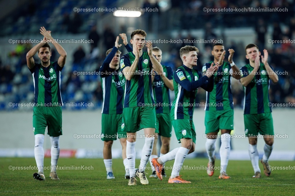 xKWIx03122501026 | 03.12.2025, xKWIx, Fußball, Westfalenpokal, Viertelfinale, SG Wattenscheid 09 - FC Gütersloh, Lohrheidestadion: FC Gütersloh Spieler klatschen zu den Fans Photo: xKamilxWilkowskixPressefotoKochx