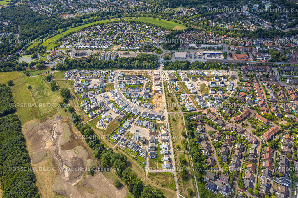 Duisburg250705800Sued | Luftbild, Duisburg-Süd, Wohngebiet Angerbogen, Am Alten Angerbach, halbkreisförmige Neubau-Wohnsiedlung, Gewerbegebiet Xella International GmbH und Edeka E-Center Angerbogen, überdachter Bahnhof Angerbogen, hinten der Rahmer See, Huckingen, Duisburg, Ruhrgebiet, Nordrhein-Westfalen, Deutschland