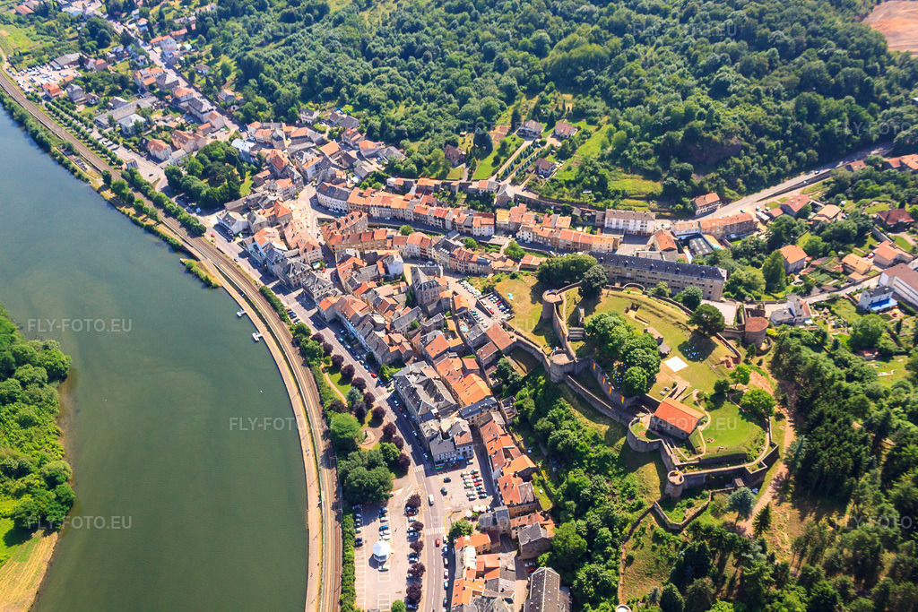 Vue aérienne: Château de Sierck à Sierck-les-Bains dans le département Moselle, France – .Photo: IMG_29619.jpg prise le 27/06/2010 par Werner Riehm/FLY-FOTO.eu – Résolution de l'original: 4752 x 3168 px – Château des Ducs de Lorraine