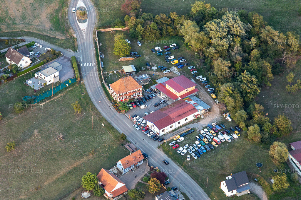 Vue aérienne: Garage BAKATSELOOS & Fils à Schœnenbourg dans le département Bas Rhin, France. Photo: IMG_123286.jpg prise le 30/09/2020 par Werner Riehm/FLY-FOTO.eu – Résolution de l'original: 5472 x 3648 px
