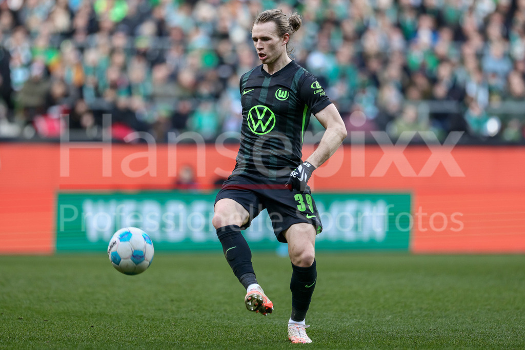 Fussball, Bundesliga, SV Werder Bremen - VfL Wolfsburg | v.li.: Patrick Wimmer (VfL Wolfsburg, 39) am Ball, Freisteller, Einzelbild, Ganzkörper, Aktion, Action, Spielszene, DIE DFL-RICHTLINIEN UNTERSAGEN JEGLICHE NUTZUNG VON FOTOS ALS SEQUENZBILDER UND/ODER VIDEOÄHNLICHE FOTOSTRECKEN. DFL REGULATIONS PROHIBIT ANY USE OF PHOTOGRAPHS AS IMAGE SEQUENCES AND/OR QUASI-VIDEO.