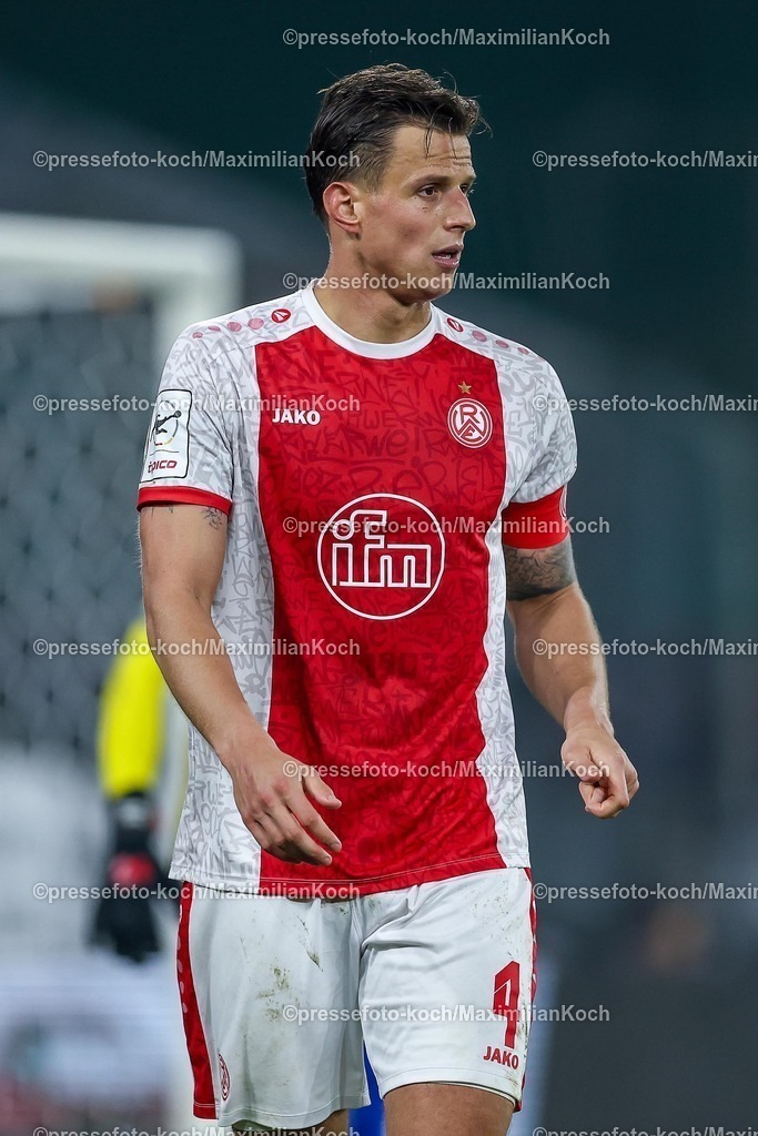 RWE04032602059 | 2026.03.04, Fußball, 3.Liga Herren, Rot-Weiss Essen -  SV Waldhof Mannheim, Stadion Hafenstraße, 27.Spieltag, Saison 2025 / 2026: Michael Schultz&nbsp;(Rot-Weiss Essen #04)  DFB regulations prohibit any use of photographs as image sequences and or quasi-video.