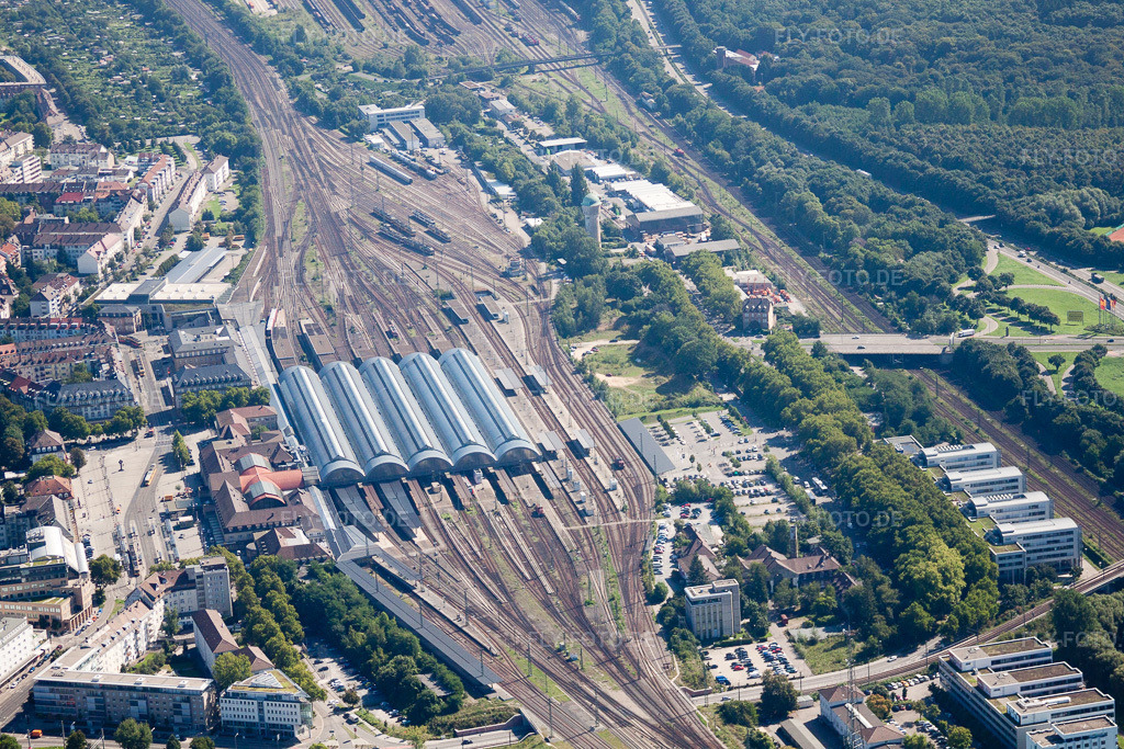 Luftbild: Gleisverlauf und Hauptbahnhofes der Deutschen Bahn im Ortsteil Südweststadt in Karlsruhe im Bundesland Baden-Württemberg in Deutschland. Foto: IMG_32100.jpg vom 20.08.2010 durch Werner Riehm/FLY-FOTO.de