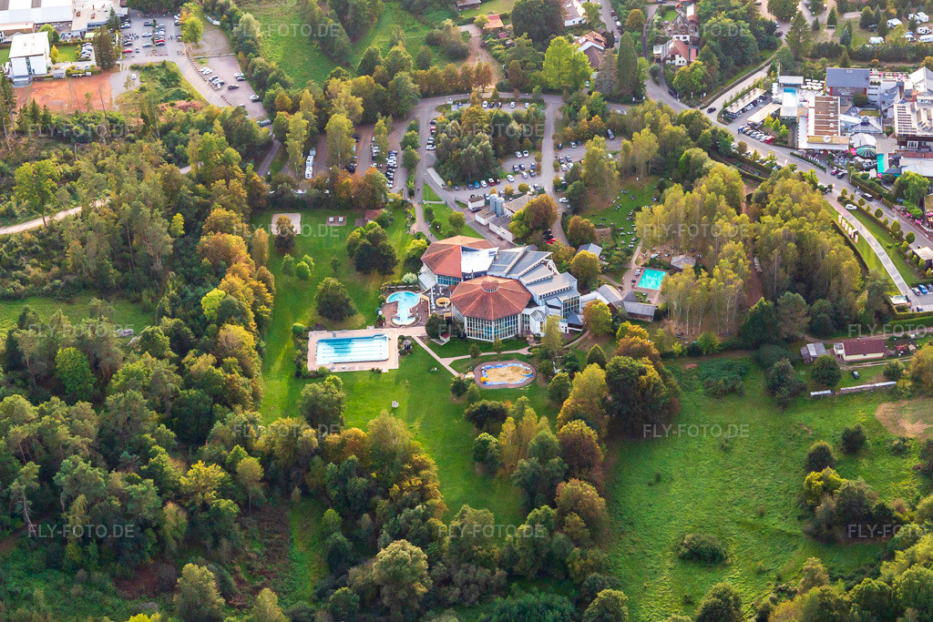 Luftbild: Felsland Badeparadies in Dahn im Bundesland Rheinland-Pfalz in Deutschland. Foto: IMG_139041.jpg vom 30.09.2023 durch Werner Riehm/FLY-FOTO.deFelsland Badeparadies und Saunawelt Dahn | Eintauchen und Wohlfühlen