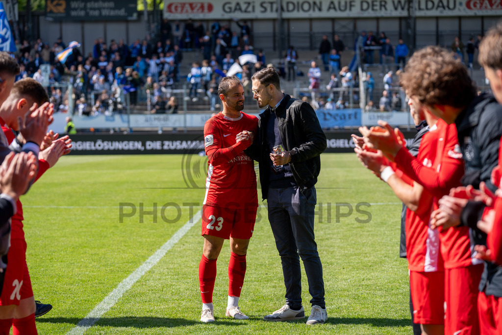 Stuttgarter Kickers vs. SG Sonnenhof Großaspach, Fussball, Regionalliga Suedwest, 34. Spieltag, 16.05.2026 | Fabian Eisele (SG Sonnenhof Großaspach, #23) bekommt die Torjägerkanonen/Torjaegerkanone überreicht/ueberreicht,Stuttgarter Kickers vs. SG Sonnenhof Großaspach, Fussball, Regionalliga Suedwest, 34. Spieltag, 16.05.2026