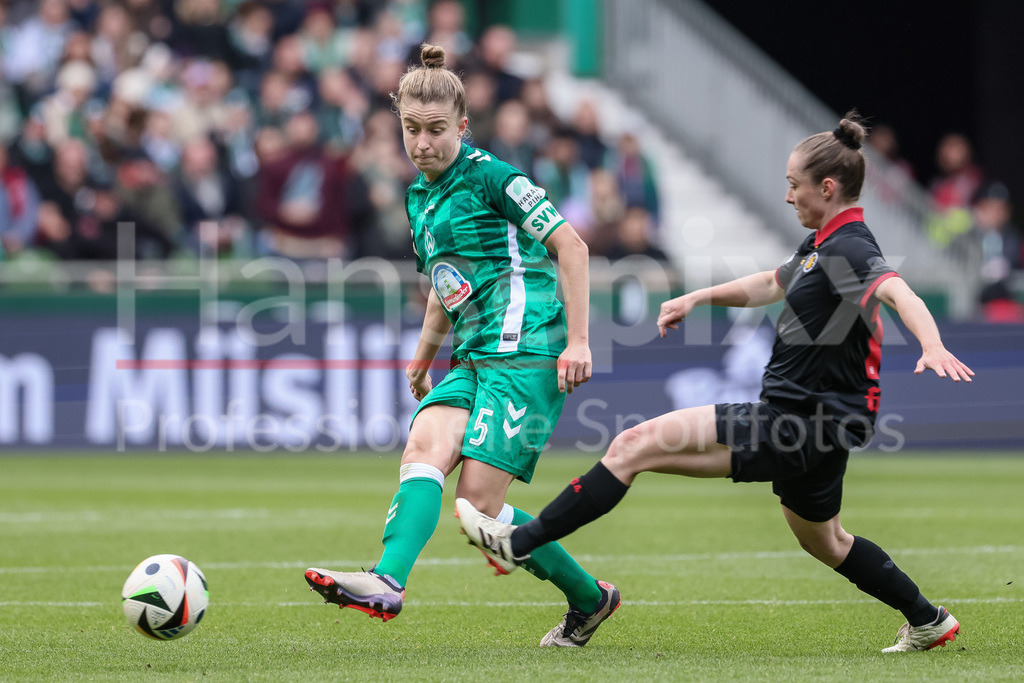 Fussball, Google Pixel Frauen-Bundesliga, SV Werder Bremen - Bayer 04 Leverkusen | v.li.: Michelle Ulbrich (SV Werder Bremen, 5) und Vanessa Haim (Bayer 04 Leverkusen, 13) im Zweikampf, Duell, Dynamik, Aktion, Action, Spielszene, DIE DFB-RICHTLINIEN UNTERSAGEN JEGLICHE NUTZUNG VON FOTOS ALS SEQUENZBILDER UND/ODER VIDEOÄHNLICHE FOTOSTRECKEN. DFB REGULATIONS PROHIBIT ANY USE OF PHOTOGRAPHS AS IMAGE SEQUENCES AND/OR QUASI-VIDEO.