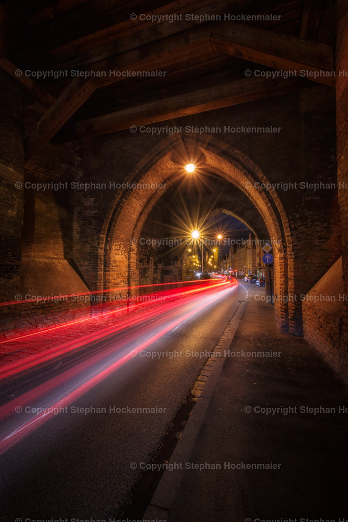 Lichtspuren durchs Jakobertor | Lichtspuren durchs Jakobertor in Augsburg - Realisiert mit Pictrs.com