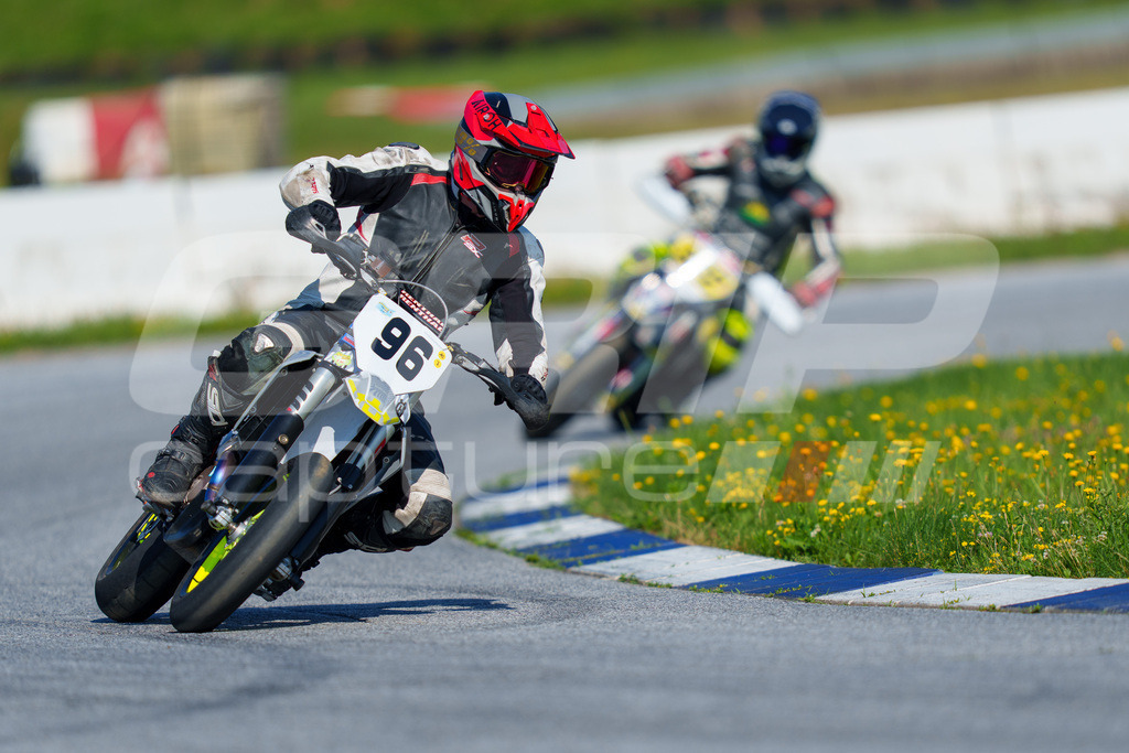SuperMoto_Staatsmeisterschaft_Greinbach_150 | GRIPcapture steht für authentische Sportfotografie in Österreich – für Momente, die mehr sind als Geschwindigkeit oder Ergebnis. Es geht um Emotion, Spannung, Fokus und den Augenblick, der oft nur einen Wimpernschlag dauert.Ob Motorsport, Teamsport oder 
