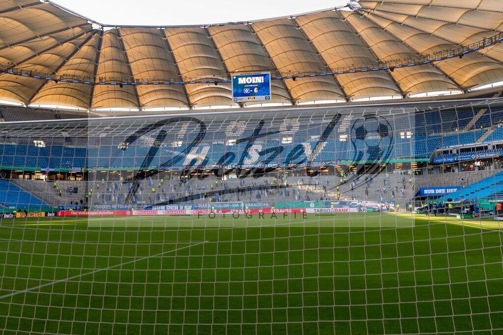 HSVSCF20220419_187 | Fussball, Herren: . Innenansicht beim DFB-Pokal-Halbfinalspiel zwischen Hamburger SV und SC Freiburg im Volksparkstadion am 19.04.2022 in Hamburg, Deutschland.DFB / DFL REGULATIONS PROHIBIT ANY USE OF PHOTOGRAPHS AS IMAGE SEQUENCES AND/OR QUASI-VIDEO. - Realisiert mit Pictrs.com