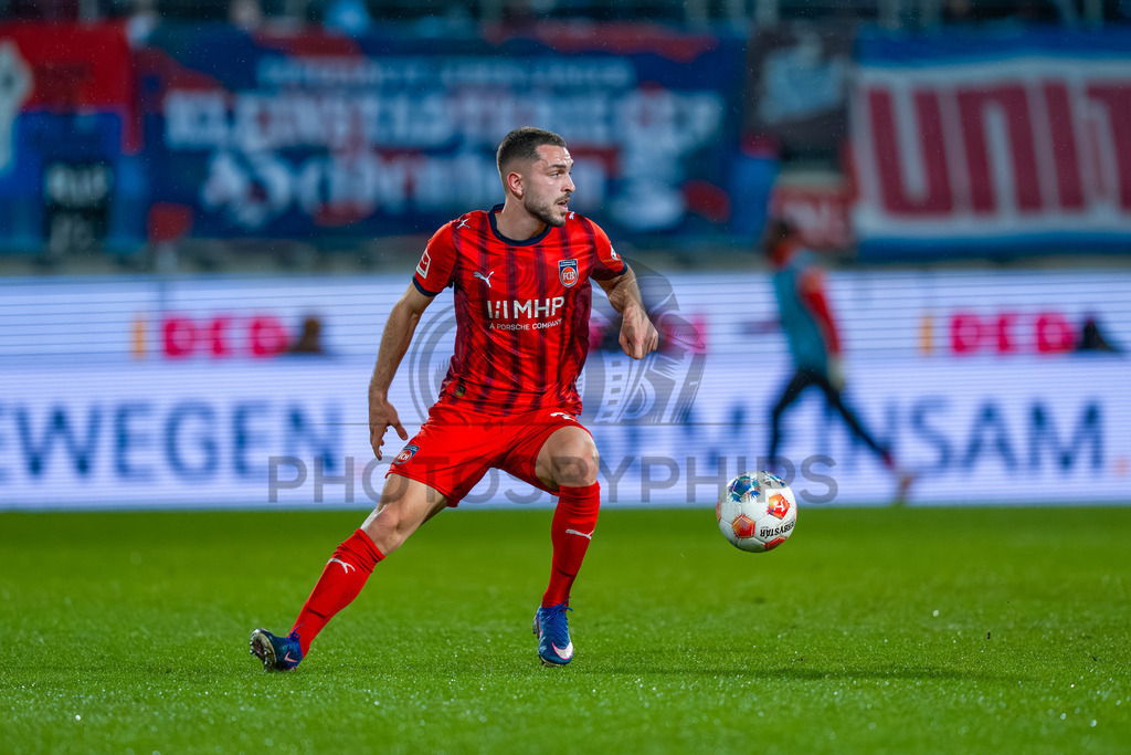 1. FC Heidenheim vs. VfB Stuttgart, Fussball, 1. Bundesliga, 23. Spieltag, Saison 2025/2026, 22.02.2026 | Arijon Ibrahimovic (1. FC Heidenheim 1846, #22),1. FC Heidenheim vs. VfB Stuttgart, Fussball, 1. Bundesliga, 23. Spieltag, Saison 2025/2026, 22.02.2026Foto: photosbyphips/Philip Ziegler