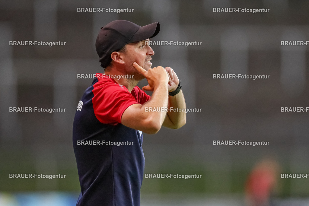 SB_KFCBAU_20250815_5098.JPG -  - KFC Uerdingen - SF Baumberg - Oberliga Niederrhein | Krefeld, Deutschland, 15.08.25: Trainer Julian Stöhr (KFC Uerdingen) gestikuliert, Gestik während des Oberliga Niederrhein Spiels zwischen KFC Uerdingen - SF Baumberg in der Grotenburg Stadion am 15. August 2025 in Krefeld, Deutschland. (Foto von Stefan Brauer/Brauer-Fotoagentur)