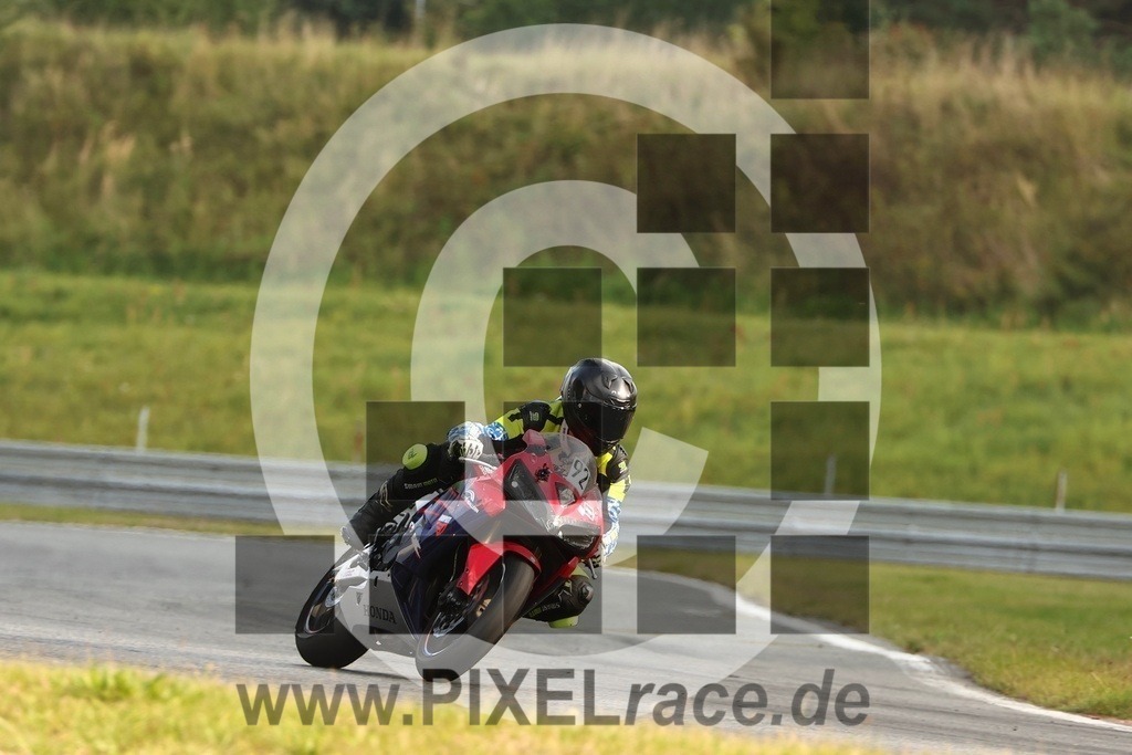 0092-20250909_15280 | Schöne Erinnerungen an spannende Momente - das festzuhalten ist unser Job. PIXELrace.de ist seit 2003 auf den Rennstrecken Europas unterwegs um die Action draußen beim Fahren und die wunderbare Stimmung imm Fahrerlager für euch einzufangen.