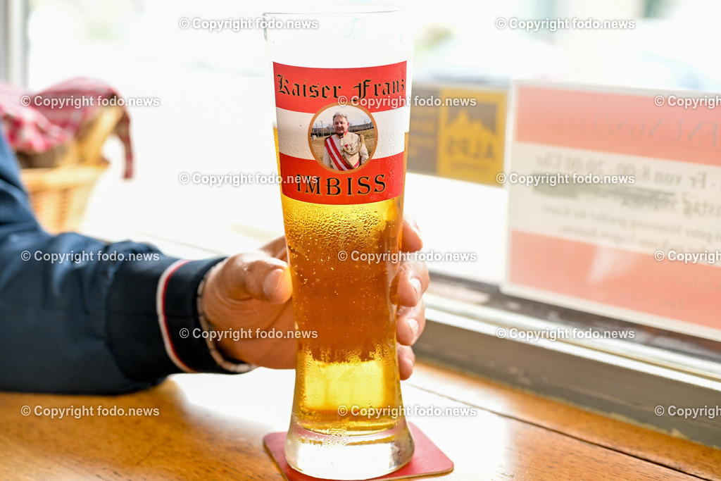 Kaiser Franz_ Wuerstelstand_ 15.03.2024-5 | 15.03.2024, Gaumberg, AUT, Kaiser Franz, Wuerstelstand, im Bild Halbe Bier mit Kaiser Franz Logo