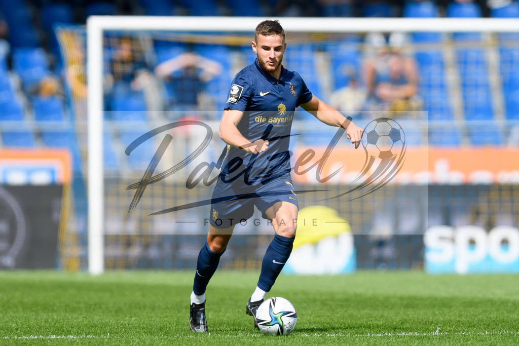 EBSTSV20210828_098 | Fussball, Herren: Niklas Lang (TSV 1860 Muenchen) in Aktion, am Ball, Einzelaktion beim Spiel der 3. Liga zwischen Eintracht Braunschweig und TSV 1860 Muenchen im Eintracht-Stadion am 28.08.2021 in Braunschweig, Deutschland.DFB / DFL REGULATIONS PROHIBIT ANY USE OF PHOTOGRAPHS AS IMAGE SEQUENCES AND/OR QUASI-VIDEO. - Realisiert mit Pictrs.com