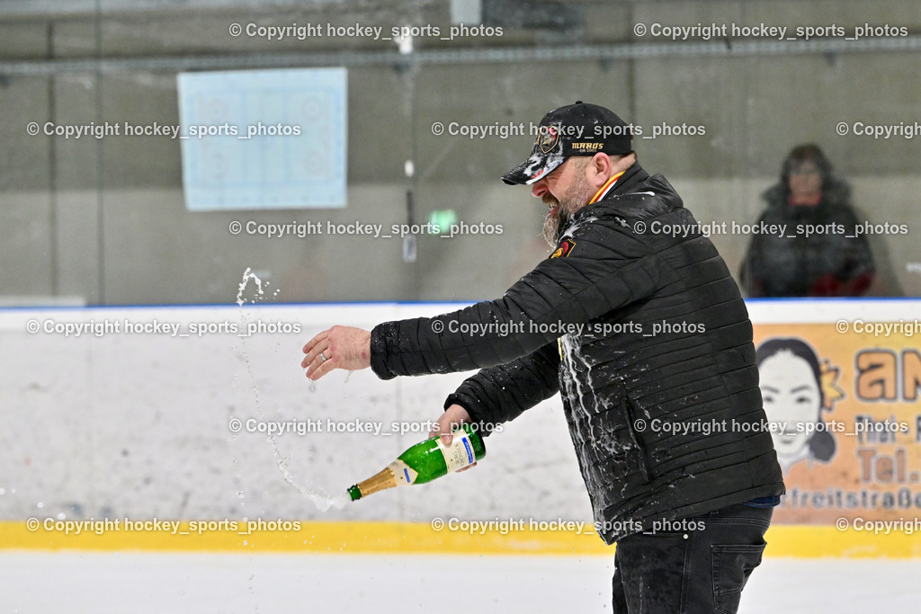 Lendhafen Seelöwen vs. Spartans Althofen | Sekt Dusche, Meisterfeier Spartans Althofen Mannschaft, Lendhafen Seelöwen vs. Spartans Althofen, Lendhafen Seelöwen vs. Spartans Althofen am 14.02.2025 in Ferlach (HTC Eishalle Ferlach), Austria, (Photo by Bernd Stefan)