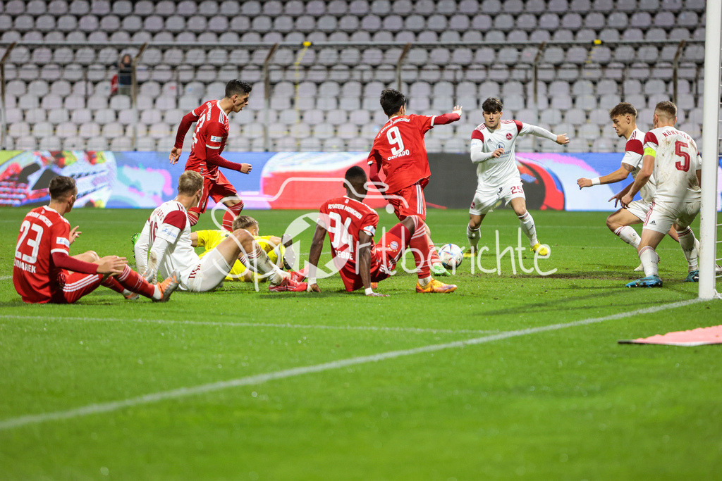 FC Bayern Amateure - 1. FC Nuernberg II | Mit vereinten Kraeften koennen die Nuernbergern einen Gegentreffer verhindern