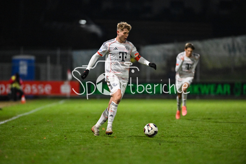 TSV Buchbach - FC Bayern Amateure | Buchbach, DEUTSCHLAND - 21. NOVEMBER: am Ball Anton HEINZ (FC Bayern München II 7) / Einzelfoto / Freisteller beim Ligaspiel zwischen dem TSV Buchbach und dem FC Bayern München II am 19. Spieltag der Regionalliga Bayern in der SMR-Arena am 21.11.2025