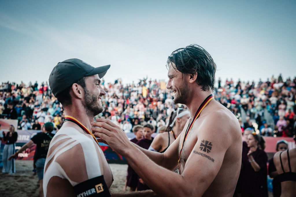 Beachvolleyball | Frauen und Männer | Deutsche Meisterschaften 2025 Timmendorfer Strand | 07.09.2025 | v.l. Clemens Wickler und Paul Henning bei der Siegerehrung