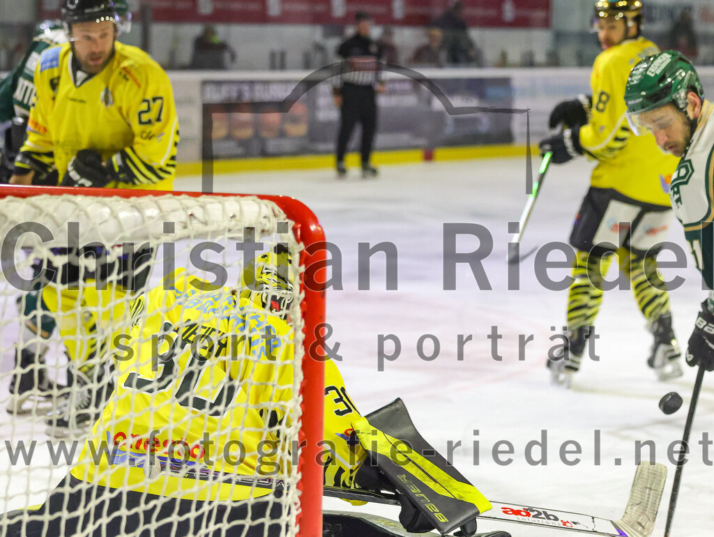 2025-12-28_066_TSV_Erding_gegen_onesto_Tigers_Bayreuth | Erding, Deutschland, 28.12.2025:Eishockey, Oberliga Süd 2025 / 2026, 31. Spieltag, TSV Erding gegen onesto Tigers Bayreuth, Endergebnis: 6:5 n.V.Torwart Maximilian Meier (onesto Tigers Bayreuth, #30), Maximilian Forster (Erding Gladiators, #81)Foto: Christian Riedel / fotografie-riedel.net