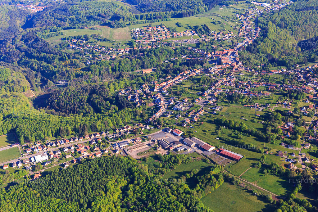Vue aérienne: Vue de la ville le matin depuis le sud à Goetzenbruck dans le département Moselle, France. Photo: IMG_146049.jpg prise le 01/05/2025 par Werner Riehm/FLY-FOTO.eu – Résolution de l'original: 5472 x 3648 px
