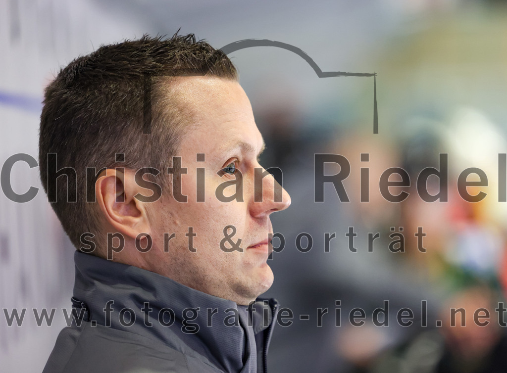 2022-11-04_005_Eishockey_TSV_Erding_gegen_TSV_Peissenberg | Erding, Deutschland, 04.11.2022:
Eishockey, Bayernliga 2022 / 2023, 10. Spieltag, TSV Erding gegen TSV Peißenberg, Endergebnis: 4:3

Trainer Ales Jirik (Erding Gladiators)

Foto: Christian Riedel / fotografie-riedel.net