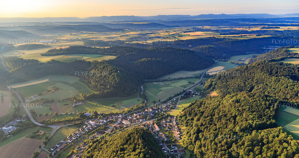 Luftbild: Dorfansicht im Neckartal von Nordwesten im Ortsteil Altoberndorf in Oberndorf im Bundesland Baden-Württemberg in Deutschland. Foto: IMG_148822.jpg vom 28.06.2025 durch Werner Riehm/FLY-FOTO.de