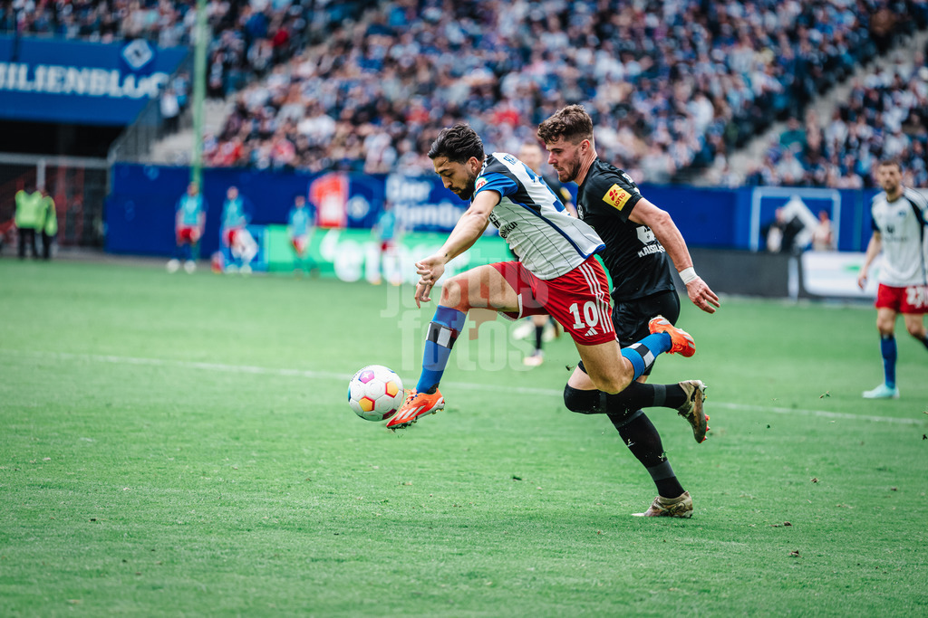 Fußball | Männer | Saison 2023/2024 | 2. Fußball-Bundesliga | 28. Spieltag | Hamburger SV vs. 1. FC Kaiserslautern | 06.04.2024 | Immanuel Pherai (#10, HSV) mit eleganter Ballführung