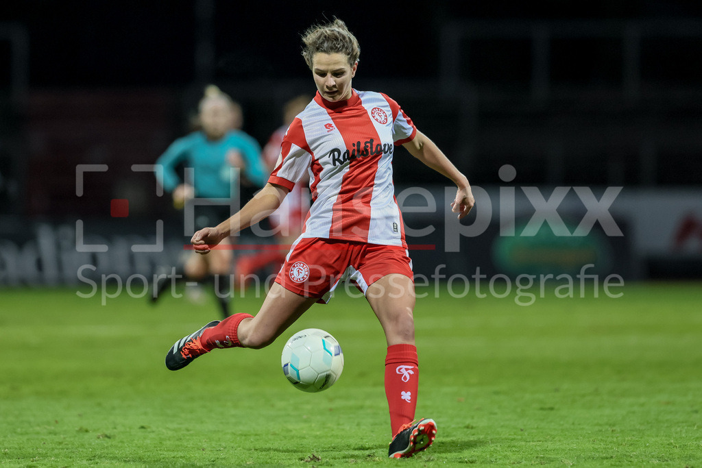 Fussball, DFB-Pokal Frauen, SC Fortuna Köln - SV Werder Bremen | v.li.: Sophie Trepohl (SC Fortuna Köln, 14) am Ball, Einzelbild, Ganzkörper, Aktion, Action, Spielszene, DIE DFB-RICHTLINIEN UNTERSAGEN JEGLICHE NUTZUNG VON FOTOS ALS SEQUENZBILDER UND/ODER VIDEOÄHNLICHE FOTOSTRECKEN. DFB REGULATIONS PROHIBIT ANY USE OF PHOTOGRAPHS AS IMAGE SEQUENCES AND/OR QUASI-VIDEO.