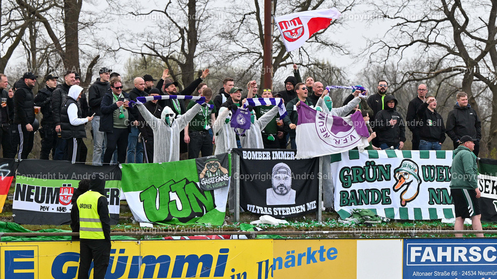 VfR Neumünster (lila) vs PSV Neumünster (grün) | PSV-Fans Anfang der 2. Halbzeit / Fußball-Oberliga Männer 2025/2026 / VfR Neumünster (lila) vs PSV Neumünster (grün) / Grümmi-Arena / Neumünster / 15.04.26 - Realisiert mit Pictrs.com