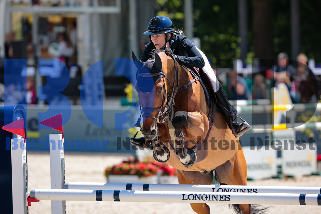 Longines Balve Optimum - Springen Samstag {date} -  | {headline}(Foto: Sebastian Sendlak / BOND) - Realisiert mit Pictrs.com