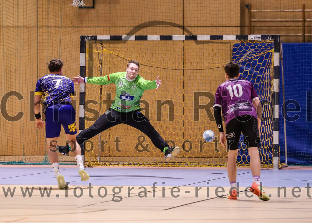 2024-12-14_112_SpVgg_Altenerding_gegen_MTV_Pfaffenhofen | Erding, Deutschland, 14.12.2024:Handball, Bezirksoberliga Männer 2024 / 2025, 10. Spieltag, SpVgg Altenerding gegen MTV Pfaffenhofen, Endergebnis: 32:30Lukas Loibl (MTV Pfaffenhofen, #7), Torwart Ferdinand Mayer (SpVgg Altenerding, #97), Tim Steininger (SpVgg Altenerding, #10)Foto: Christian Riedel / fotografie-riedel.net