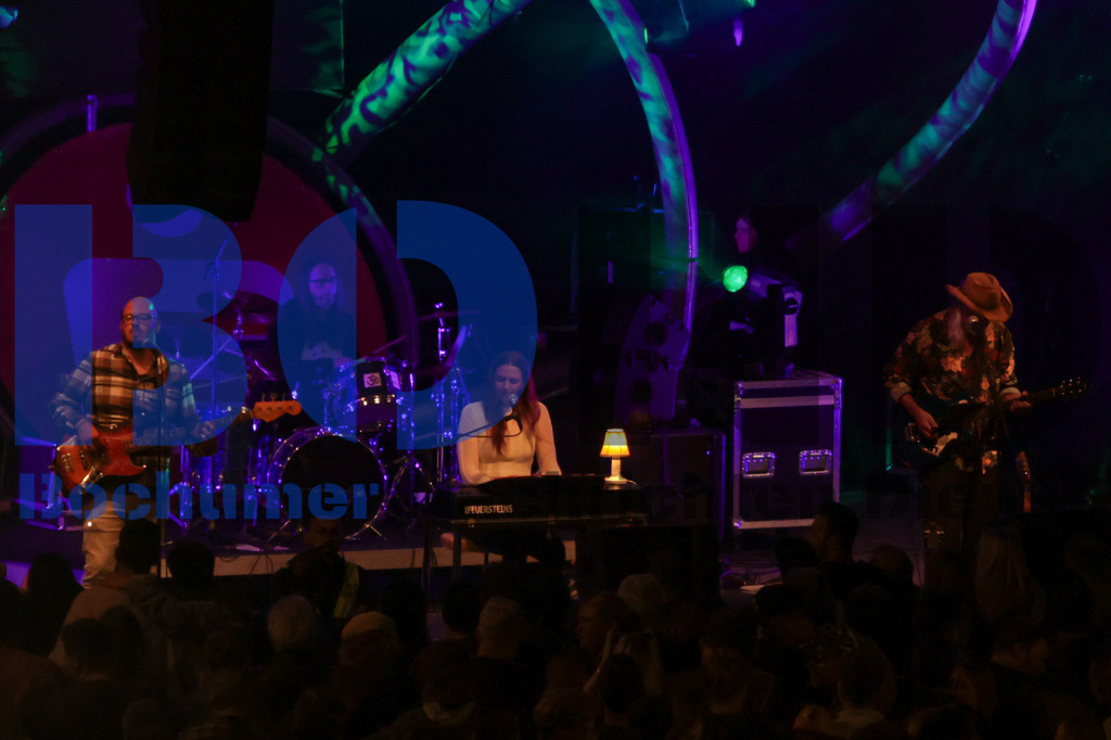 Bochum total 2024 - Die Feuersteins  {date} -  | {headline}(Foto: Sebastian Sendlak / BOND) - Realisiert mit Pictrs.com