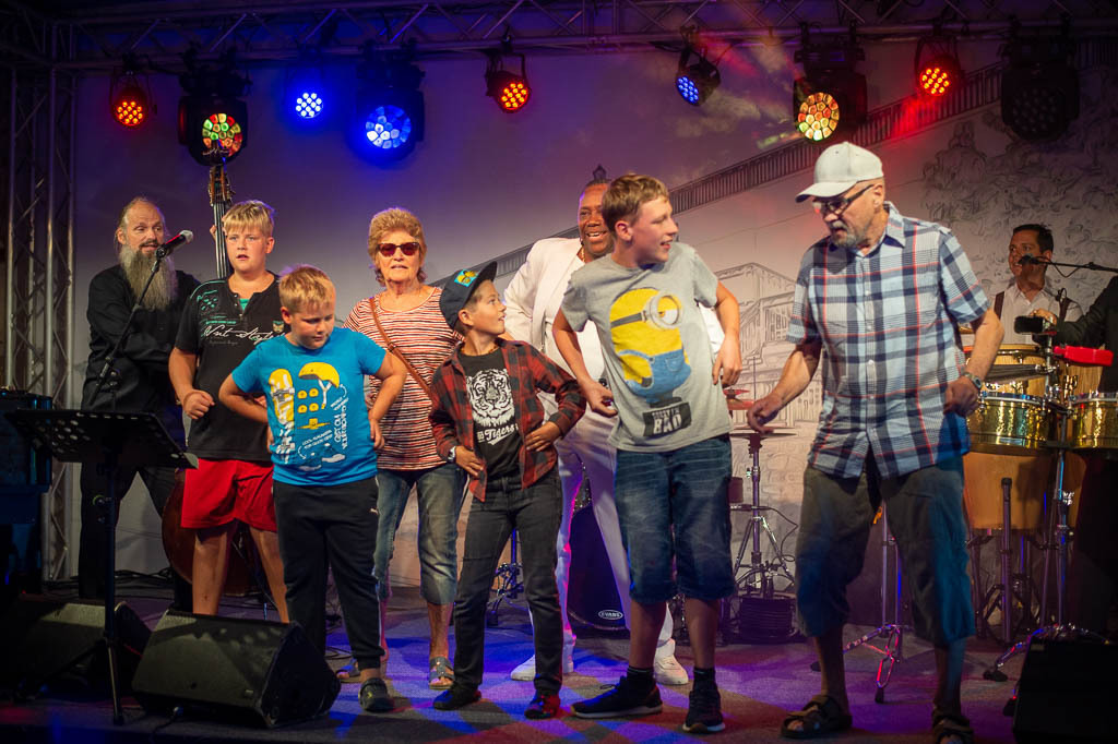 Summ Summ Salsa | Kinderkonzert Summ Summ Salsa mit Klazz Brothers & Cuba Percussion im Forte Belvedere Leisnig zum Festival Hallo Leisnig 2022. - Realisiert mit Pictrs.com