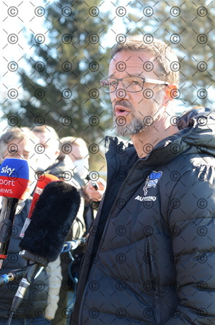 RGE_8093 | Nach dem Training hält Fredi Bobic auf dem Schenckendorffplatz eine Pressekonferenz ab. Fotograf: Ralf Gebhardt - Realisiert mit Pictrs.com