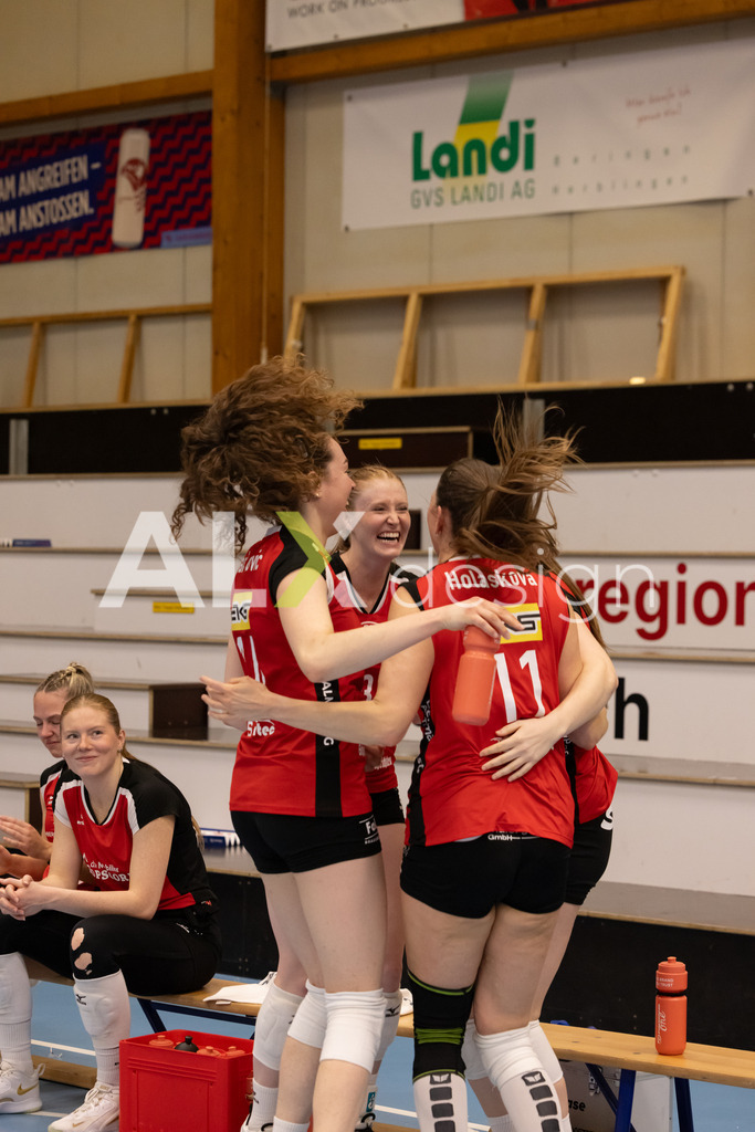 Volleyball I Frauen I Saison 2025-2026 I Volleyball NLA | Women I 1/2 Finals I  VC Kanti Schaffhausen - Sm'Aesch Pfeffingen I 22.03.2026 | Jubel zum Sieg von VC Kanti Schaffhausen - Realisiert mit Pictrs.com