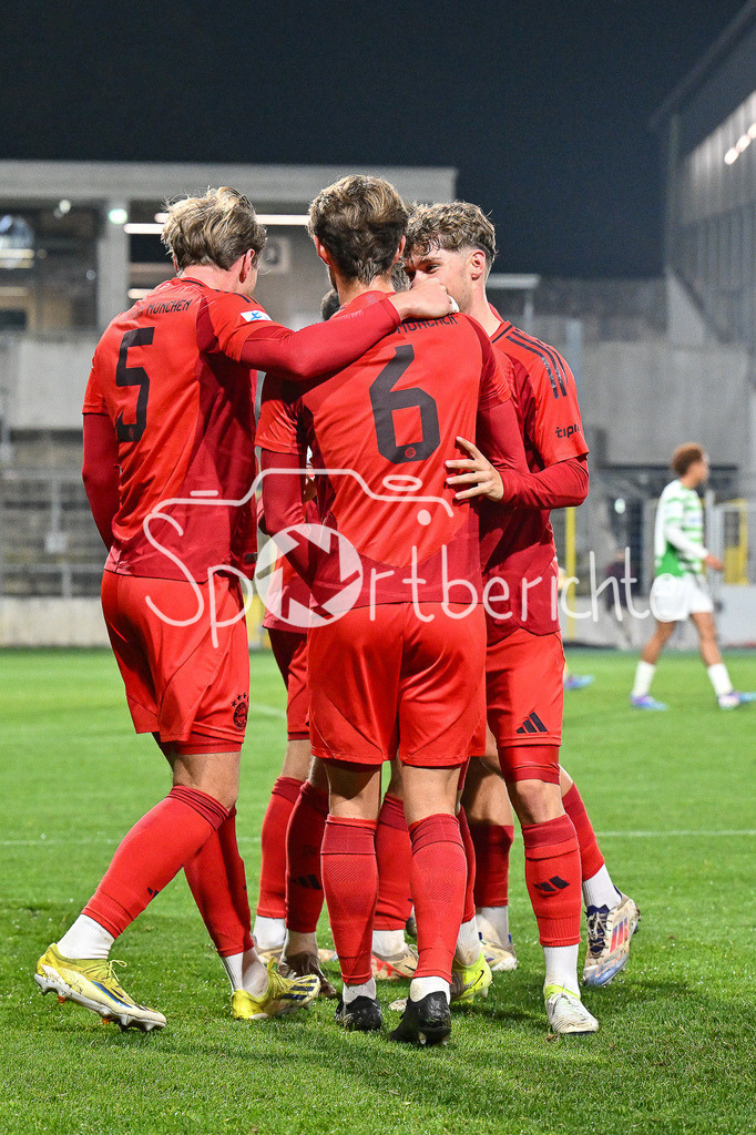 FC Bayern Amateure - SpVgg Greuther Fürth II | Jubel nach dem Treffer zum 1-0 durch Steve BREITKREUZ (FC Bayern München II #5) / Tor / Freude / Torschuetze / Regionalliga Bayern: FC Bayern Muenchen II - SpVgg Greuther Fuerth II, Gruenwalder Stadion am am 29.10.2024