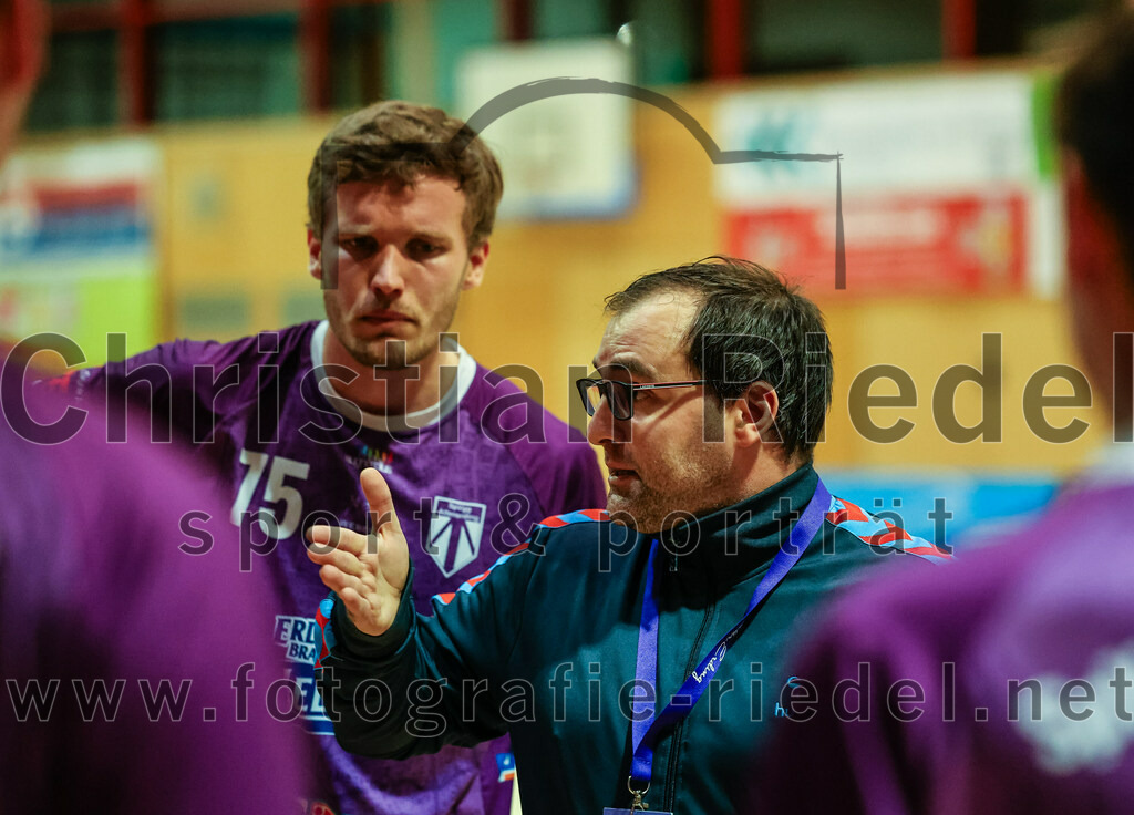 2023-11-26_076_SpVgg_Altenerding_gegen_TSV_1861_Mainburg | Erding, Deutschland, 26.11.2023:
Handball, Bezirksoberliga Männer 2023 / 2024, 9. Spieltag, SpVgg Altenerding gegen TSV 1861 Mainburg, Endergebnis: 34:20

Ferdinand Menzel (SpVgg Altenerding, #75), Trainer Simon Klawe (Spvgg Altenerding)

Foto: Christian Riedel / fotografie-riedel.net