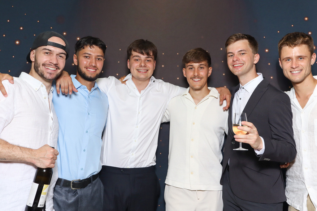 ZD260628112736-100 | Fotoshop von zweidimensional Fotografie. Ihr Fotograf im Aargau. Abzüge von Ihrem Fotobox Event bestellen.Abzüge von Ihrem Hochzeit bestellen.Abzüge von Ihrem Schulfotograf bestellen.
