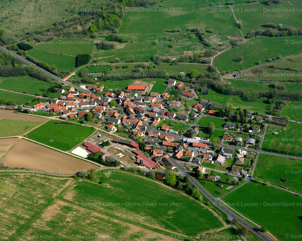 2615217 | SICHENHAUSEN 07.06.2006 Ortsansicht am Rande von landwirtschaftlichen Feldern und Nutzflächen  in Sichenhausen im Bundesland Hessen, Deutschland // Village view on the edge of agricultural fields and land  in Sichenhausen in the state Hesse, Germany Foto: Gerhard Launer