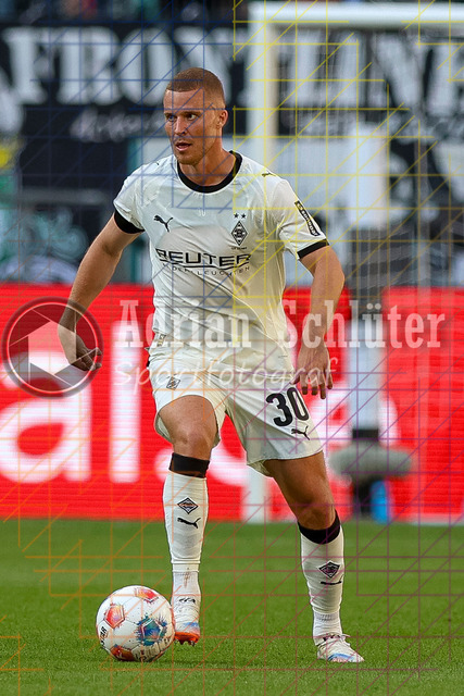 Borussia Mönchengladbach vs Hamburger SV - Bundesliga  | Mönchengladbach, Deutschland, 24.08.25:   Nico Elvedi (Borussia Mönchengladbach) in Aktion am Ball, Einzelaktion waehrend des Spiels der Bundesliga zwischen Borussia Mönchengladbach vs Hamburger SV im Stadion im Borussia Park(Foto von Brauer-Fotoagentur / Adrian Schlueter)