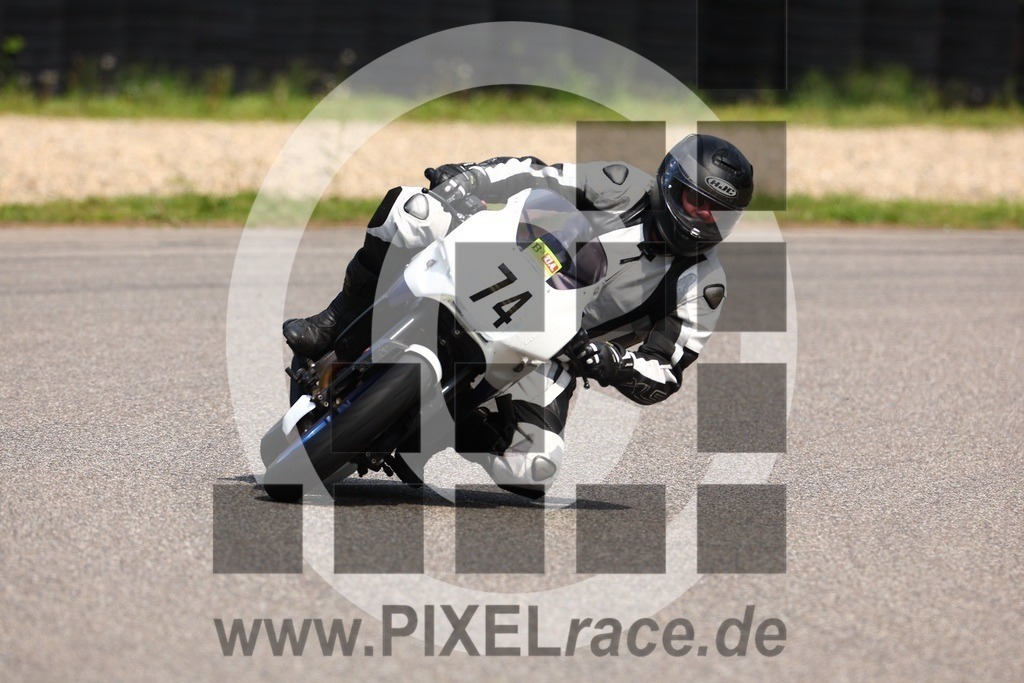 0074-20250427_01663 | Schöne Erinnerungen an spannende Momente - das festzuhalten ist unser Job. PIXELrace.de ist seit 2003 auf den Rennstrecken Europas unterwegs um die Action draußen beim Fahren und die wunderbare Stimmung imm Fahrerlager für euch einzufangen.