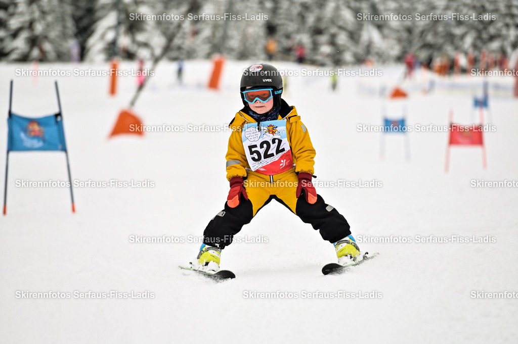 SRF_20.02.2026_0418 | Skirennfotos,Serfaus,Fiss,Ladis,Kinderskirennen,Winter,Tirol,Oberland,skirace,SFL,feelfree,weil wir's genießen,ski,Ski,skifahren,Sonnenplateau, - Realisiert mit Pictrs.com
