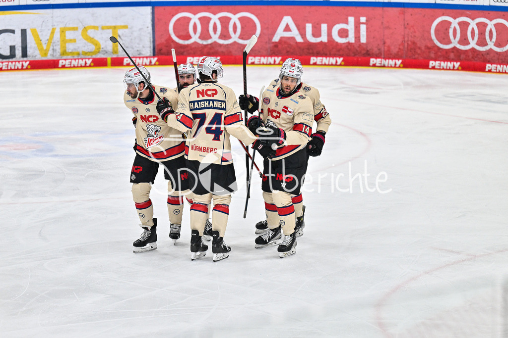 ERC Ingolstadt - Nuernberg Ice Tigers | Jubel der Gaeste nach dem Treffer zum 1-2 durch Cole MAER (Nuernberg Ice Tigers 14) / Tor / Torschuetze / Freude / Happy / DEL: ERC Ingolstadt - Nuernberg Ice Tigers, Saturn-Arena am 26.03.2025