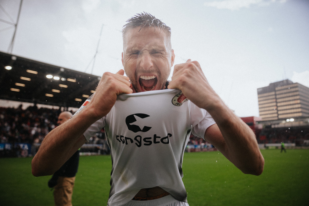 DSC07188 | Der offizielle Shop für FC St. Pauli Fotos. Wähle aus Spielszenen & Fanmomenten dein FCSP Wunschformat. Wir liefern Millerntor-Atmosphäre.