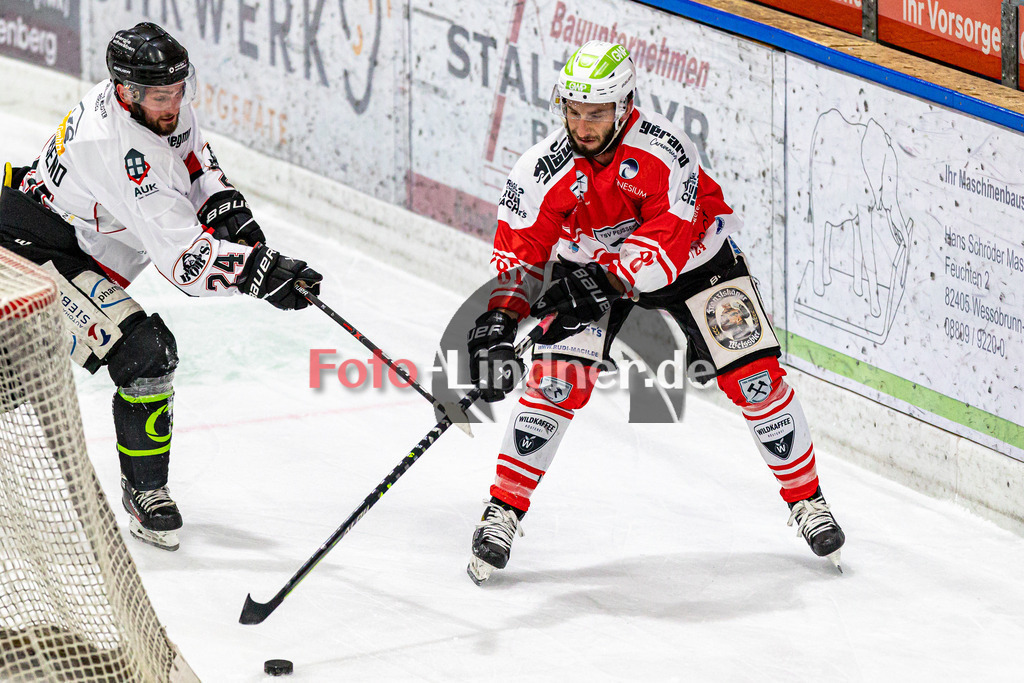 Spiel 1 Finale TSV Peißenberg Miners vs EHC Königsbrunn | Eishockey Bayernliga Playoffs 2023/2024, Spiel 1 Finale TSV Peißenberg Miners vs EHC Königsbrunn, 20240322,
Duell zwischen Dominic KRABBAT (Miners 87) und Dennis TAUSEND (EHC 24),
2024-03-22 in Peißenberg (Eisstadion)
24 Dennis TAUSEND (EHC 24), 87 Dominic KRABBAT (Miners 87)
Copyright: WolfgangxLindner foto-lindner.de