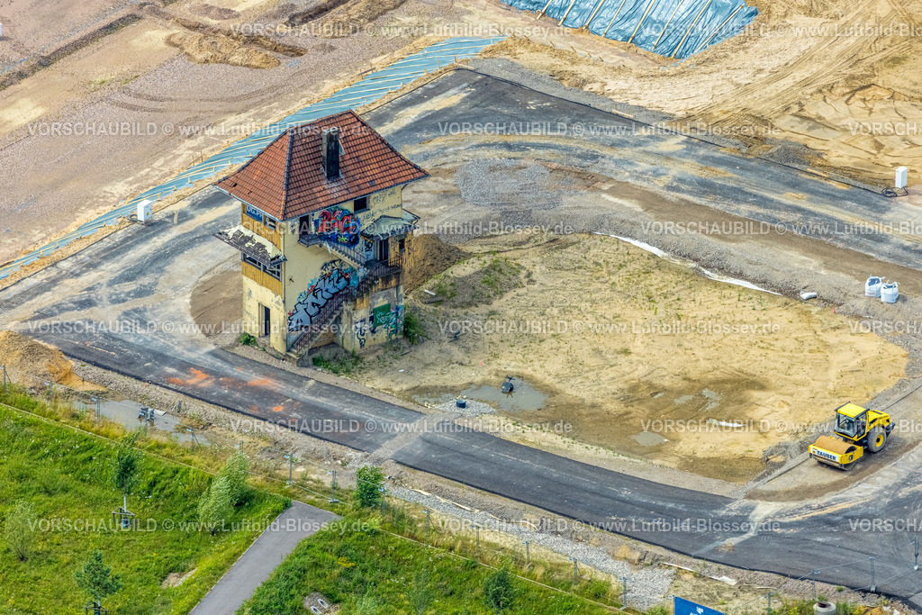 Duisburg240703632-Sued | Luftbild, Duisburg-Süd, geplantes Duisburger Wohnquartier am ehemaligen Rangierbahnhof Wedau, altes Wärterhaus am Jim-Knopf-Platz, Wedau, Duisburg, Ruhrgebiet, Nordrhein-Westfalen, Deutschland