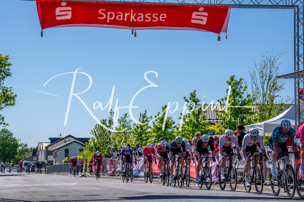 Spurt in den Mai 2026 - Großer Preis der Sparkasse Neuss | Annual one-day road cycling race "Großer Preis der Sparkasse Neuss" held in Büttgen, Germany, organized by VfR Büttgen 1912 e.V. The event features multiple races across all age categories from U11 youth to Elite men. - Realisiert mit Pictrs.com