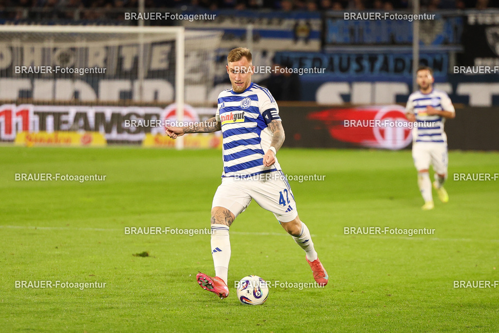 MSV Duisburg - Rot-Weiss Essen  | Duisburg, Deutschland, 26.10.2025 Alexander Hahn (MSV Duisburg)  Einzelaktion während des 3.Liga Spiels zwischen MSV Duisburg und Rot-Weiss Essen in der Schauinsland-Reisen-Arena am 26.10.2025 in Duisburg (Foto von Timo Bluhmki-Schmidt/ Brauer Fotoagentur